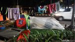 Di Atas Trotoar Kebon Sirih, Para Pencari Suaka Terlelap