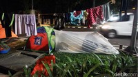 Tak hanya di trotoar, ada juga yang menggelar tenda di taman.