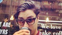 Jangan salah fokus sama gaya keren Remy saat ngopi ya! Ia menikmati kopi di sebuah kafe di Melbourne. Foto: Instagram remyhii