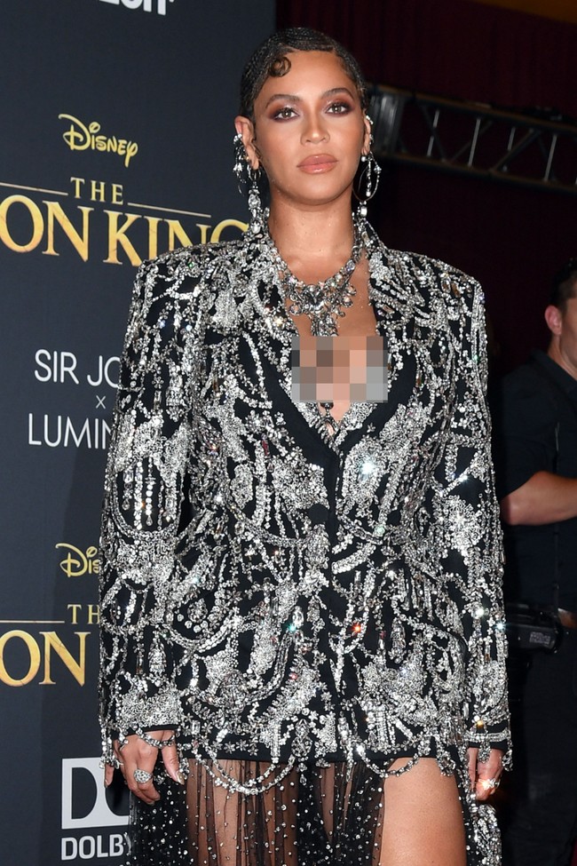 Beyonce yang menjadi pengisi suara Nala di film tersebut menebar pesonanya dalam balutan gaun tuksedo Alexander McQueen rancangan Sarah Burton. (Foto: Getty Images)