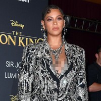 Beyonce yang menjadi pengisi suara Nala di film tersebut menebar pesonanya dalam balutan gaun tuksedo Alexander McQueen rancangan Sarah Burton. (Foto: Getty Images)