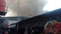 Total ada 28 unit damkar dikerahkan untuk memadamkan kebakaran (Twitter @humasjakfire)