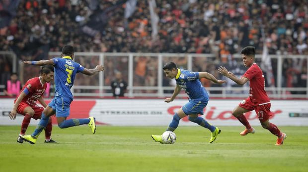 Yogi Rahadian (kanan) tampil lumayan di laga Persija vs Persib.