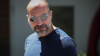 CEO Uber, Dara Khosrowshahi juga tampak keren dengan kacamata hitamnya. Foto: Getty Images