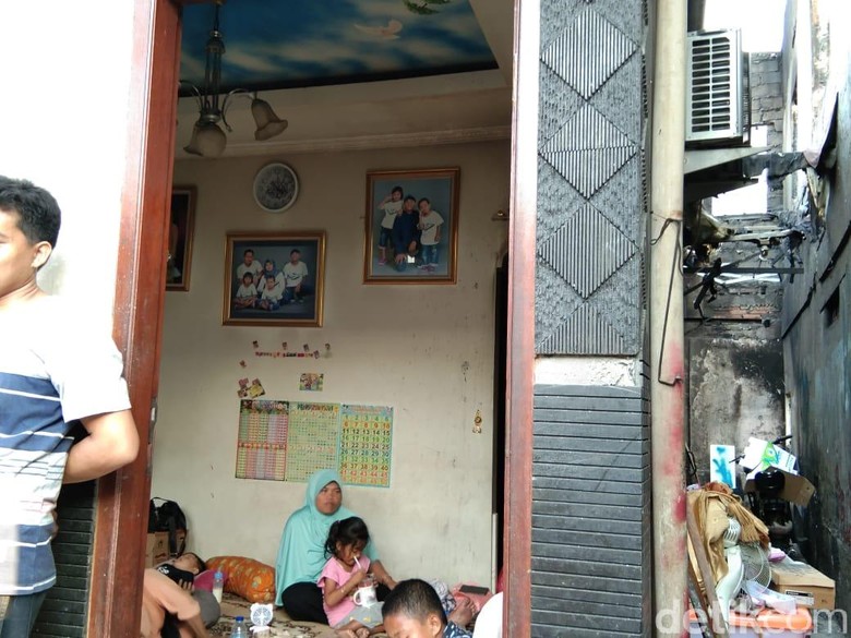 Warga Sebut Mukjizat, Ratusan Rumah di Tebet Terbakar Kecuali Milik Joko Warga Sebut Mukjizat, Ratusan Rumah di Tebet Terbakar Kecuali Milik Joko