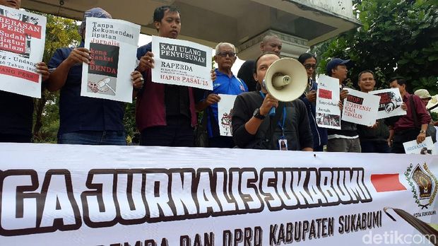 Tolak Raperda KIP, Jurnalis Geruduk Pendopo Sukabumi