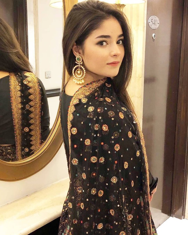  Namanya populer sejak ia membintangi film berjudul Dangal yang juga dibintangi oleh Aamir Khan pada 2016. Berperan sebagai seorang pegulat dengan rambut cepak seperti pria, penampilan Zaira diserang kaum muslim konservatif India dan Pakistan lantaran dianggap tak Islami. Ia bahkan menerima ancaman pembunuhan. Foto: Instagram @zairawasim_23