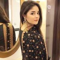  Namanya populer sejak ia membintangi film berjudul Dangal yang juga dibintangi oleh Aamir Khan pada 2016. Berperan sebagai seorang pegulat dengan rambut cepak seperti pria, penampilan Zaira diserang kaum muslim konservatif India dan Pakistan lantaran dianggap tak Islami. Ia bahkan menerima ancaman pembunuhan. Foto: Instagram @zairawasim_23