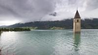 Usut boleh usut, danau ini ternyata muncul setelah sungai di dekatnya dibendung pada tahun 1950. Danau ini pun terbentuk dengan menenggelamkan sebuah desa. (iStock)