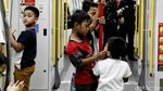 Potret Senangnya Warga Jajal LRT Jakarta