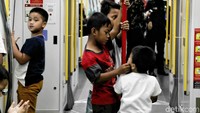 Setelah sebulan diuji coba, LRT Jakarta mencatat telah membawa penumpang sebanyak 211 ribu penumpang. 