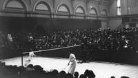 Potret pertandingan Kejuaraan Bulutangkis tunggal putri yang berlangsung di Royal Horticultural Hall, sekitar tahun 1911. Topical Press Agency/Getty Images.