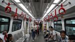 Potret Senangnya Warga Jajal LRT Jakarta