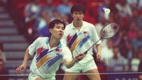 Aksi Chee Soon Kit dan Soo Beng Kieng saat bermain di Kejuaraan Bulutangkis Dunia tahun 1993. Mike Cooper/ Allsport/Getty Images.