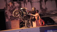 Aksi Stunt Show SWAT Raid ditampilkan untuk menghibur anak-anak yatim.