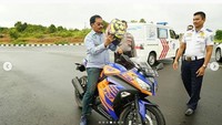 Gubernur Kepulauan Riau (Kepri), Nurdin Basirun, saat menjajal motor sport fairing Ninja 250. Istimewa/Dok. Instagram @nurdin757.