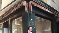 Jalan-jalan ke Venezia di Italia, Kiko tampil modis saat menikmati es krim sambil jalan-jalan menikmati pemandangan kota di sana.  Foto: Instagram @i_am_kiko