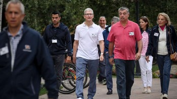 Terlihat pula CEO Apple, Tim Cook yang didampingi Eddy Cue, Senior Vice President Apple. Foto: Getty Images