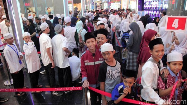 Diajak Berkeliling Trans Studio Cibubur, Anak Yatim Senang Banget