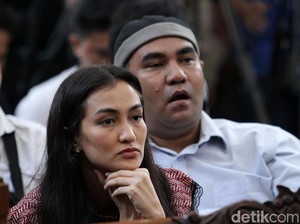 Atiqah Hasiholan Antar Ratna Sarumpaet ke Rumah Usai Bebas