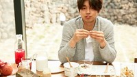 Di depan Gong Yoo terlihat ada susu, buah segar, dan yogurt. Wah, pencinta buku ini sedang makan apa ya? Foto: Instagram epigram