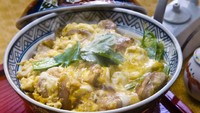 Menu sarapan Jepang ini bernama Oyakodon. Terbuat dari irisan daging ayam dan telur. Disiram saus shoyu yang gurih ringan dan ditaburi duan bawang iris. Langkah-langkah membuatnya bisa kamu cek di resep ini. Foto: iStock