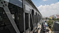 Skybridge yang menghubungkan halte Transjakarta Pemuda Rawamangun dan Stasiun LRT Velodrome ditargetkan beroperasi pada bulan ini.
