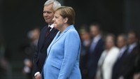 Merkel yang berusia 64 tahun lagi-lagi terlihat kejang-kejang di depan umum saat menghadiri sebuah acara di Berlin. Insiden terbaru ini terjadi saat Merkel menghadiri seremoni penghormatan militer untuk Perdana Menteri (PM) Finlandia Antti Rinne yang sedang mengunjungi Berlin, pada Rabu (10/7) pagi. Foto: AP Photo/Markus Schreiber