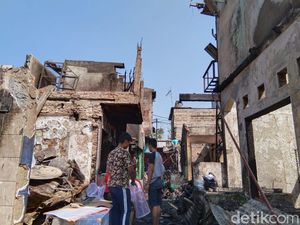 Warga Tebet Korban Kebakaran Bersihkan Puing-puing Rumah yang Gosong