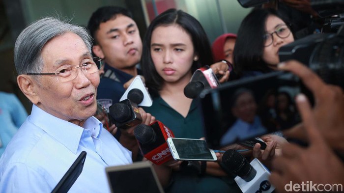 Kwik Kian Gie usai diperika penyidik KPK dalam kasus BLBI.Kwik mengaku memberikan banyak keterangan berkaitan dengan kasus tersebut.