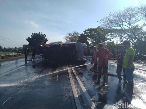 proses pembersihan jalan dari minyak goreng yang tumpah/
