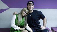Dinar ternyata sudah resmi berpacaran dengan Zac, bule asal Australia yang juga berprofesi sebagai DJ.
