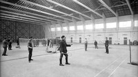 Potret sekelompok imigran di kampus St Joseph yang berlokasi di Mill HIll, London, saat sedang bermain bulutangkis sekitar tahun 1924. Hawkins/ Topical Press Agency/Getty Images.
