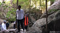 Jokowi memasuki Gua Batu Cermin (Abdul haris/detikcom)