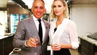 Pemenang Academy Awards ini juga terlihat kerap kumpul bersama rekan-rekannya untuk menikmati makan malam. Di sini Charlize tampak anggun menikmati segelas champagne. Foto: instagram @charlizeafrica