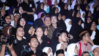 Chairul Tanjung ikut masuk dalam rombongan dan duduk di antara mereka. Semua menyaksikan pertunjukan dengan serius.