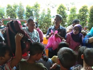 200 Anak Pengungsi Kebakaran Tebet Dapat Bantuan Peralatan Sekolah