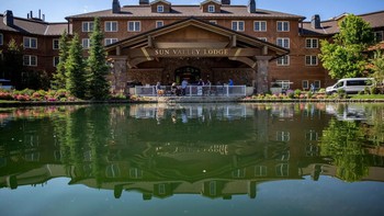 Pertemuan ini membicarakan berbagai topik terkini dan tak jarang menghasilkan deal-deal bisnis penting. Foto: Reuters