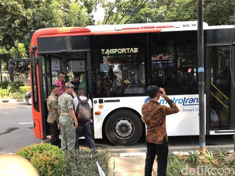 Para pencari suaka dibawa ke Kalideres menggunakan bus