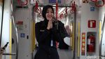 Potret Senangnya Warga Jajal LRT Jakarta
