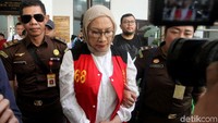 Ratna tak banyak bicara saat akan memasuki ruang sidang jelang sidang putusan yang akan dijalaninya.