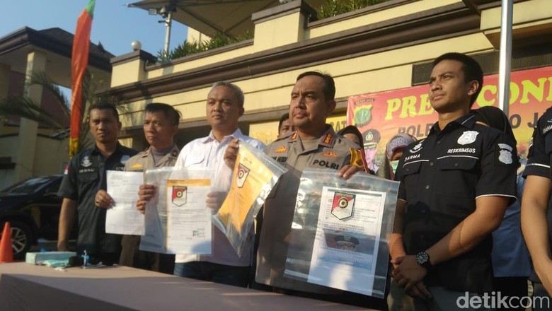 Pembuat Status Tak Usah Pajang Foto Presiden Jadi Tersangka Pembuat Status Tak Usah Pajang Foto Presiden Jadi Tersangka
