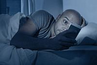 Sering Main Ponsel di Malam Hari? Bisa Sebabkan Ngidam Makanan Manis