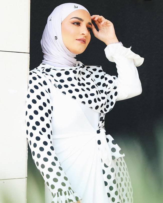 Yang paling berciri khas dari Dalalid adalah penerapan kerudungnya yang merapat ke leher. Gaya jilbab tersebut disesuaikan oleh selebgram kelahiran 1986  itu dengan jilbab ala wanita Kuwait. Foto: Instagram @dalalid