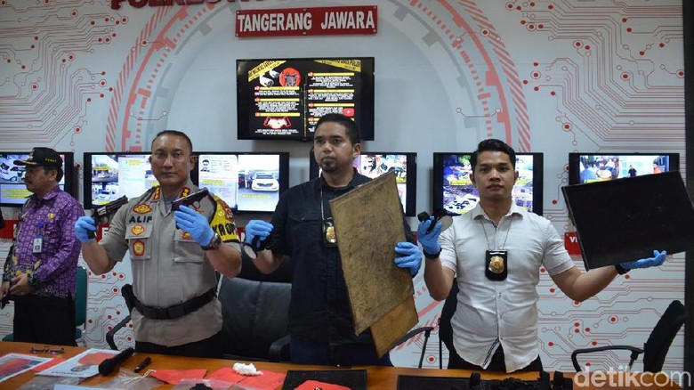 Usai Gasak 6 Kg Emas di Tangerang, WN Malaysia Rampok SPBU di KL-Selangor Usai Gasak 6 Kg Emas di Tangerang, WN Malaysia Rampok SPBU di KL-Selangor