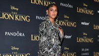 Pemeran Nala dalam film The Lion King itu tampil dengan mini dress bertabur berlian dari Alexander McQueen yang dipadukan dengan rok menerawang. Kevin Winter/Getty Images