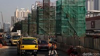Tiang-tiang untuk menyangga jalan tol layang di rute Kelapa Gading-Pulogebang sudah rata dibangun dari titik awal hingga akhir. Beberapa di antaranya, sudah dipasangi pier head (penyangga) dan sisanya masih hanya berupa tiang.
