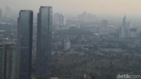 Polusi udara menyelimuti gedung bertingkat di kawasan Jakarta, Kamis (11/7/2019) petang.