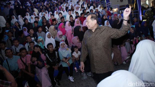 Tawa Bahagia & Sujud Syukur Anak Yatim Bareng CT di Trans Studio Cibubur