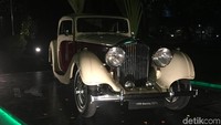 Di jalanan Jakarta, sangat jarang kita temui mobil-mobil klasik berumur puluhan tahun. Mobil-mobil ini biasanya baru bermunculan jika ada pameran. Contohnya yang satu ini, mobil Inggris yang sudah berumur, karena kelahiran tahun 1935!